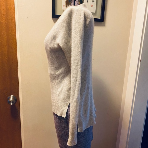 ⭐️ Host Pick ⭐️ Lord & Taylor Cashmere Sweater - Picture 5 of 5